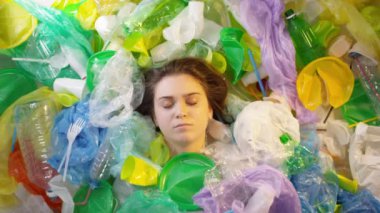 Plastik kullanmanın zararlı sonuçlarını gösteren genç bir kızın en iyi görüntüsü.