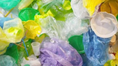 Yukarıdan çekilen plastik şişeler, konteynırlar ve poşetlerle dolu