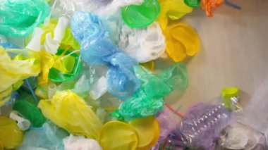 Plastik şişeler ve poşetlerle dolu kirli zemini süpürüp yüzeyi ve tüm gezegeni temizleyen kamera görüntüleri.