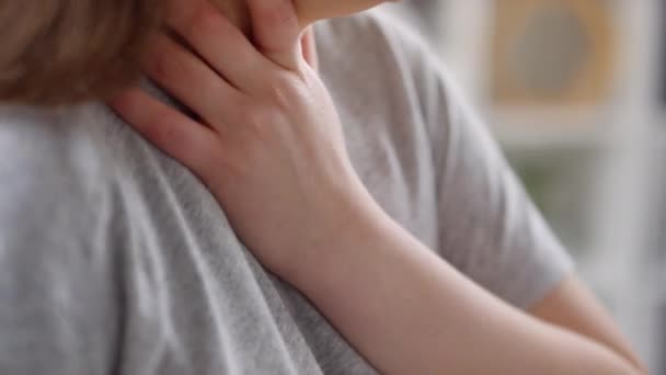 Naklonění Detailní Záběr Teenagera Trpícího Astmatem Pomocí Vzduchového Inhalátoru Pro — Stock video