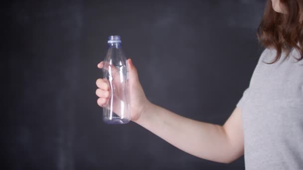 Nagranie Sekcji Środkowej Nierozpoznawalnej Kobiety Trzymającej Plastikową Butelkę Rękach Kruszy — Wideo stockowe