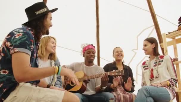 Feliz Jóvenes Adultos Pasar Verano Con Guitarra Música Vivo Descansando — Vídeo de stock