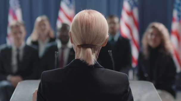 Снимок Неузнаваемой Женщины Политика Светлыми Волосами Отвечающей Вопросы Пресс Конференции — стоковое видео