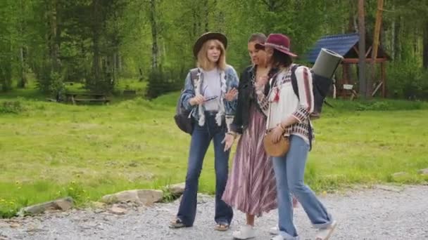 Full Film Multietniska Kvinnliga Vänner Modekläder Promenader Längs Campingplatsen Med — Stockvideo