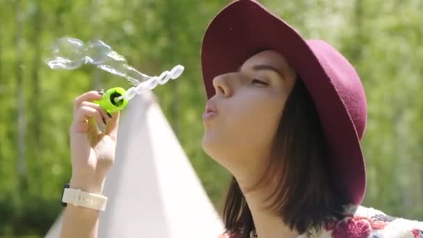 Şapka Baloncukları Takan Gülümseyen Yaz Mevsiminde Kamp Alanında Iyi Vakit — Stok video