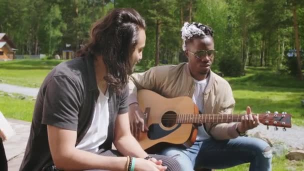 민족에 소년이 여름에 노래를 부르고 기타를 분위기를 즐기고 긴장을 — 비디오