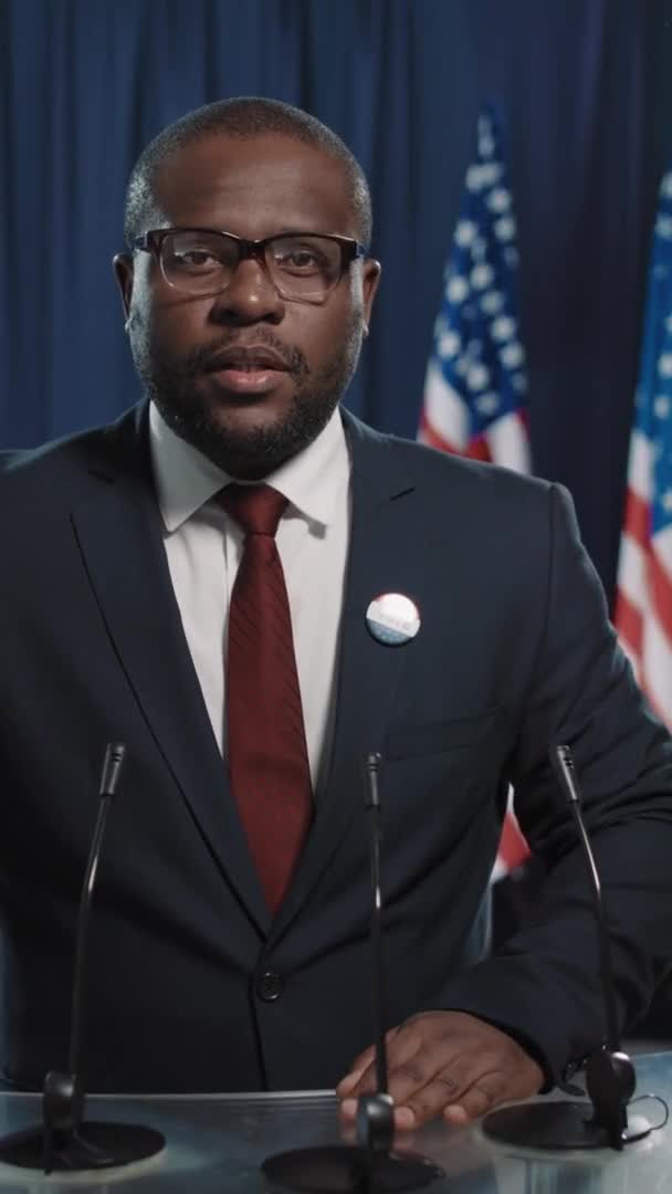 Verticaal Medium Portretmateriaal Van Moderne Afro Amerikaanse Man Die Presidentskandidaat — Stockvideo