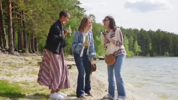 Plný Záběr Atraktivní Ženy Módním Boho Stylu Oblečení Drží Láhve — Stock video