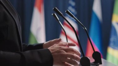 Yakın çekimde, Beyaz kadın politikacıların uluslararası konferans sırasında küresel meseleler hakkında konuştuklarının görüntüleri görülüyor.