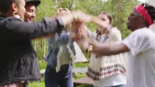 Joyful Multi Étnico Masculino Feminino Amigos Colocando Mãos Simultaneamente Dançando — Vídeo de Stock