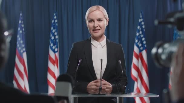 Portrét Bělošky Kandidující Prezidentku Usa Zahajující Předvolební Debaty Před Novináři — Stock video