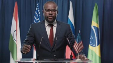 ABD 'yi temsil eden Afrikalı Amerikalı politikacının küresel meselelerle ilgili uluslararası foruma katılırken orta boy portresi.