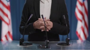 Orta bölüm, seçime katılan ve münazara ederken konuşmasını sunan tanınmayan olgun bir kadının görüntülerini çekti.