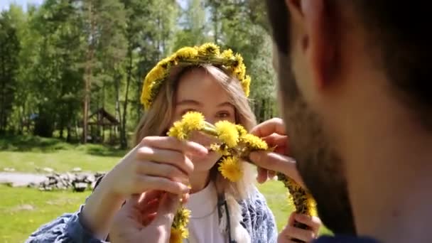 Přes Rameno Detailní Záběr Mladé Bělošky Žena Pomáhá Její Mužské — Stock video