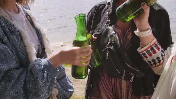 Filmausschnitt Von Drei Nicht Wiederzuerkennenden Frauen Die Ufer Stehen Trinken — Stockvideo
