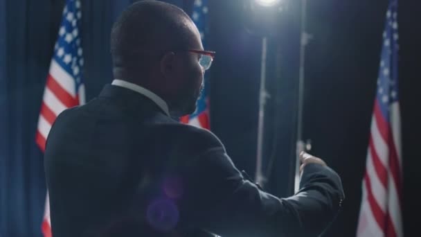 Bakgrundsbilder Känslomässiga Afroamerikanska Presidentkandidaten Som Kritiserar Sin Motståndares Åsikt — Stockvideo