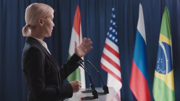 Tournage Latéral Moyen Une Femme Politique Caucasienne Sérieuse Parlant Questions — Video