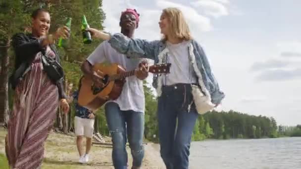 Imagens Baixo Ângulo Trio Multi Étnico Andando Pela Costa Lago — Vídeo de Stock