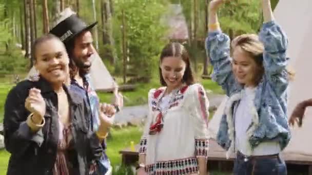Střední Záběry Veselé Multietnické Skupiny Lidí Tančících Chlazujících Kempu Stany — Stock video