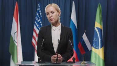 Rus kadın politikacının yeni ekonomi hakkında uluslararası foruma katılırken çekilmiş orta boy portre görüntüleri.