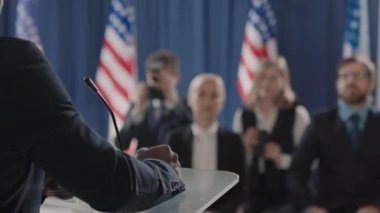 Tanımlanamayan Afrikalı Amerikalı başkanlık adayı tartışmalar sırasında konuşmasını bitiriyor, gazeteciler de onu alkışlıyor