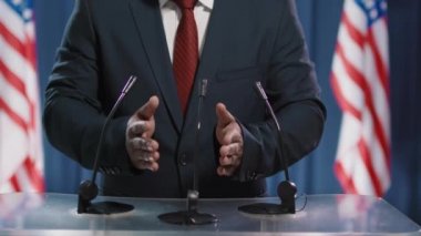 Orta bölüm, seçime katılan Afro-Amerikan bir adamın münazara sırasında konuşurken görüntülerini çekti.