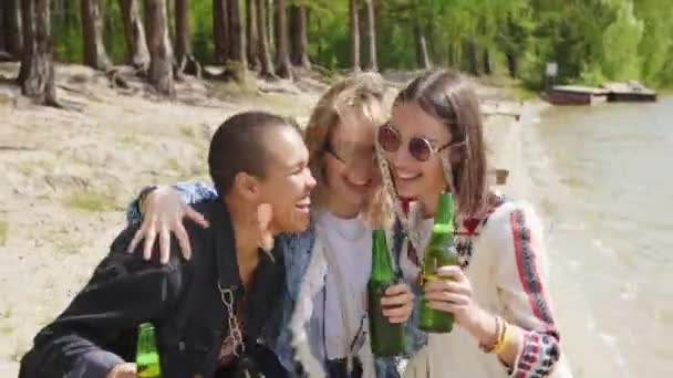 Střední Záběr Mladých Radostných Žen Stylových Oblecích Slunečních Brýlích Baví — Stock video