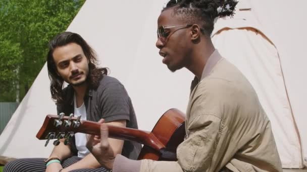 Mittlere Verlangsamung Junger Afroamerikaner Die Gitarre Spielen Und Singen Und — Stockvideo