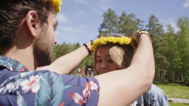Nahaufnahme Eines Jungen Paares Das Die Sommerzeit Freien Auf Einem — Stockvideo