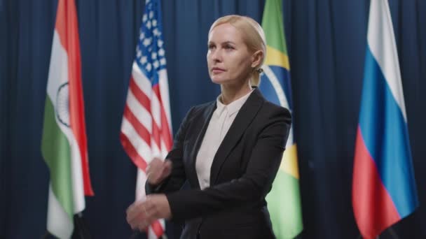 Střední Portrét Záběr Elegantní Bělošské Političky Blond Vlasy Stojící Proti — Stock video