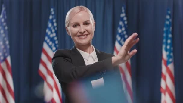 Ritratto Medio Allegra Donna Caucasica Corsa Presidenza Degli Stati Uniti — Video Stock
