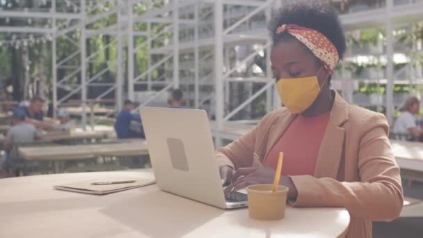Tracciamento Della Donna Affari Afro Americana Impegnata Maschera Facciale Seduta — Video Stock