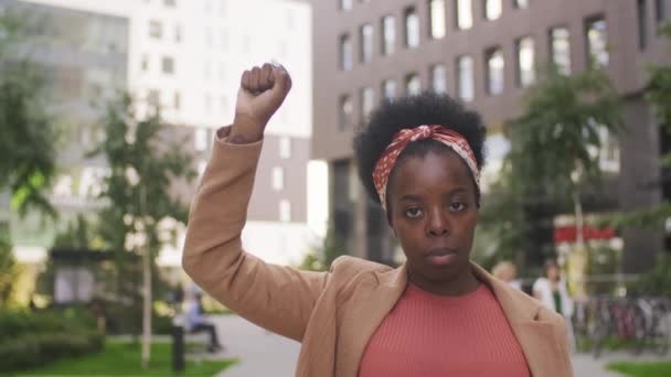 Namierzam Portret Poważnej Czarnej Kobiety Stojącej Ręką Górze Znak Protestu — Wideo stockowe