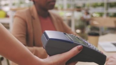  Kafede siyahi iş kadınıyla buluşurken kredi kartını kullanarak faturayı ödeyen tanınmayan işadamlarının yavaşlığı.