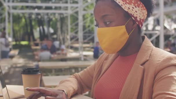 Seguimiento Cercano Empresaria Negra Ocupada Máscara Facial Que Sienta Mesa — Vídeos de Stock