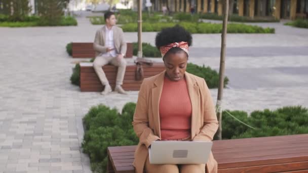 Tiro Médio Mulher Negócios Afro Americana Com Laptop Sentado Banco — Vídeo de Stock