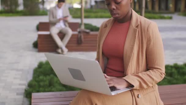 Luta Upp Svart Affärskvinna Sitter Bänken Utanför Och Arbetar Laptop — Stockvideo