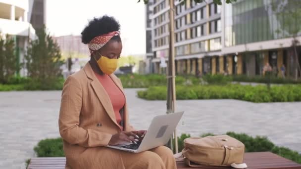 Tiro Seguimiento Mujer Negocios Negro Máscara Cara Sentado Banco Fuera — Vídeo de stock