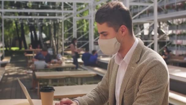 Langzaam Kantelen Van Drukke Zakenman Gezicht Masker Zitten Aan Tafel — Stockvideo