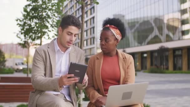 Melacak Pengusaha Muda Duduk Bangku Luar Pusat Bisnis Modern Dan — Stok Video