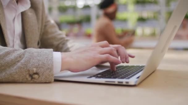 Mid Section Close Mãos Empresário Irreconhecível Digitando Laptop Enquanto Trabalhava — Vídeo de Stock