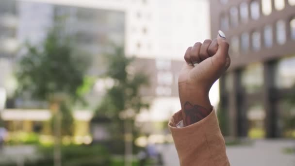 Close Rastreamento Mulher Afro Americana Irreconhecível Segurando Mão Apoio Movimento — Vídeo de Stock