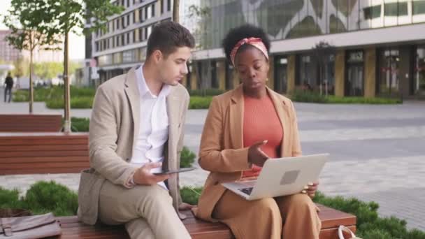 Rastreamento Jovem Empresária Afro Americana Com Laptop Sentado Banco Fora — Vídeo de Stock