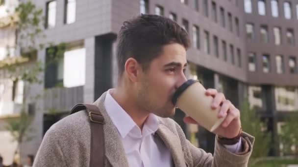 Rastreamento Slow Tiro Empresário Bonito Beber Café Copo Caminhando Para — Vídeo de Stock