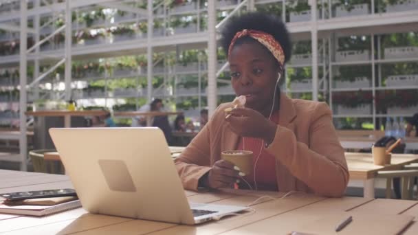 Tiro Médio Mulher Negócios Negra Feliz Sentada Mesa Pátio Livre — Vídeo de Stock