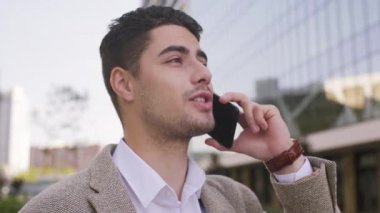 Neşeli, yakışıklı iş adamının cep telefonuyla konuştuğu yakın çekim.