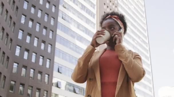 Captura Seguimiento Ángulo Bajo Ocupada Mujer Negocios Afroamericana Sosteniendo Café — Vídeo de stock