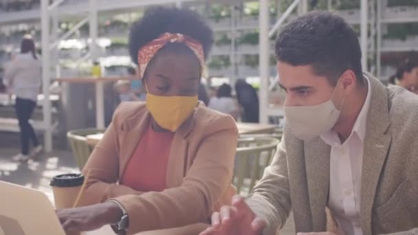 Handheld Schot Van Zwarte Zakenvrouw Haar Mannelijke Collega Dragen Gezichtsmaskers — Stockvideo