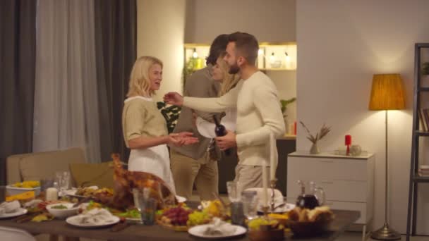 Ung Man Och Kvinna Besöker Föräldrar Thanksgiving Dag Och Föra — Stockvideo