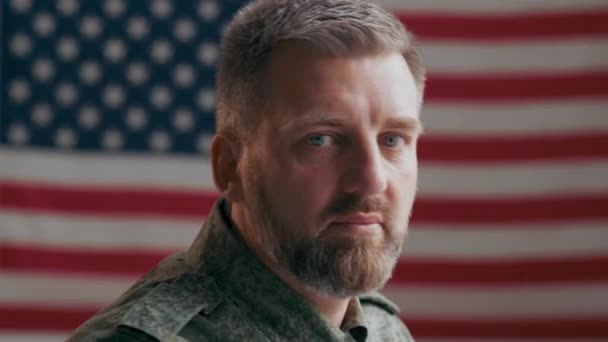 Portret Van Een Mannelijke Legerofficier Van Middelbare Leeftijd Die Draait — Stockvideo